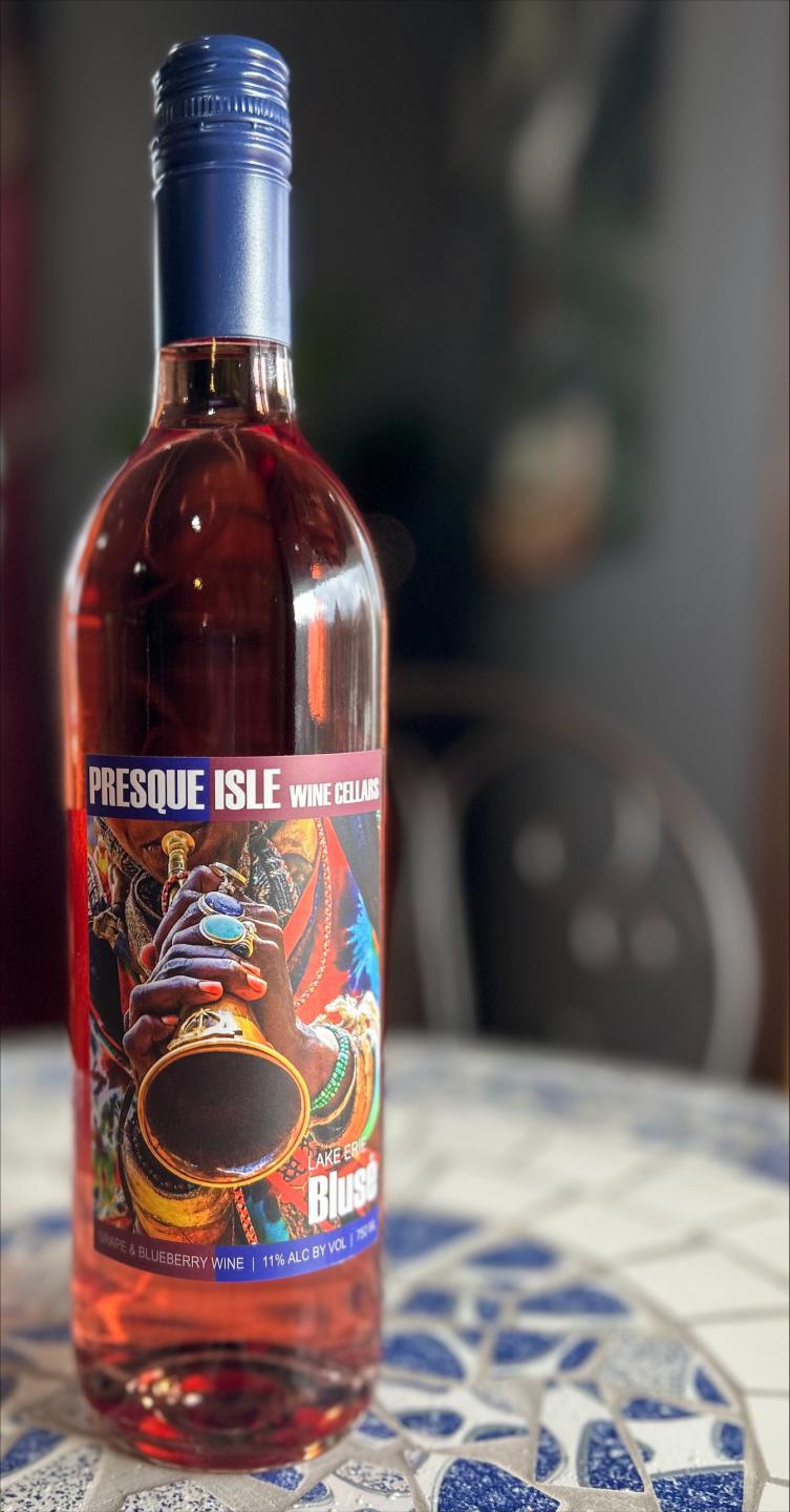 Presque Isle Wine Cellars Bluse semi-sweet blueberry Rose wine bottle