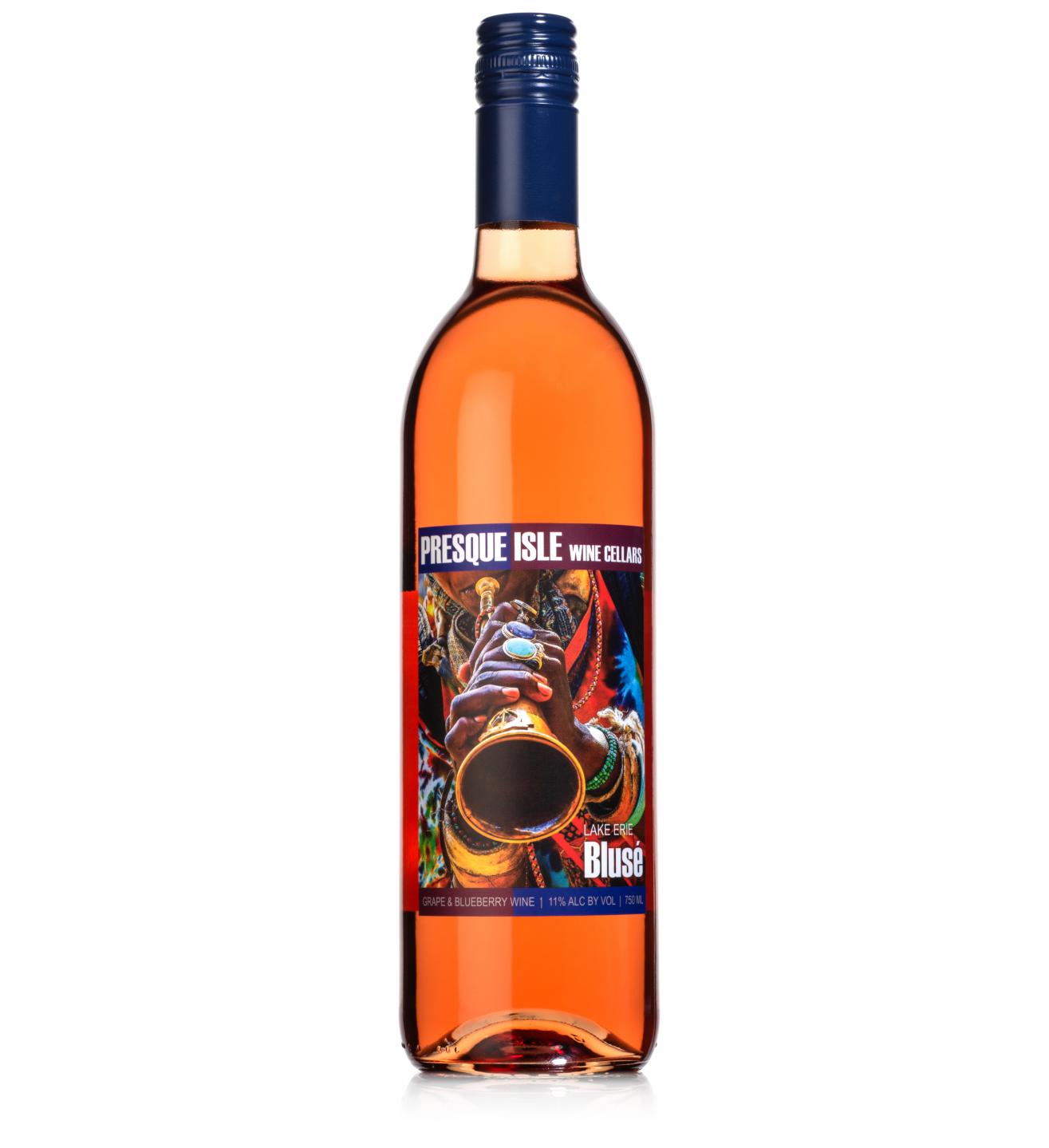 Presque Isle Wine Cellars Bluse semi-sweet blueberry Rose wine bottle